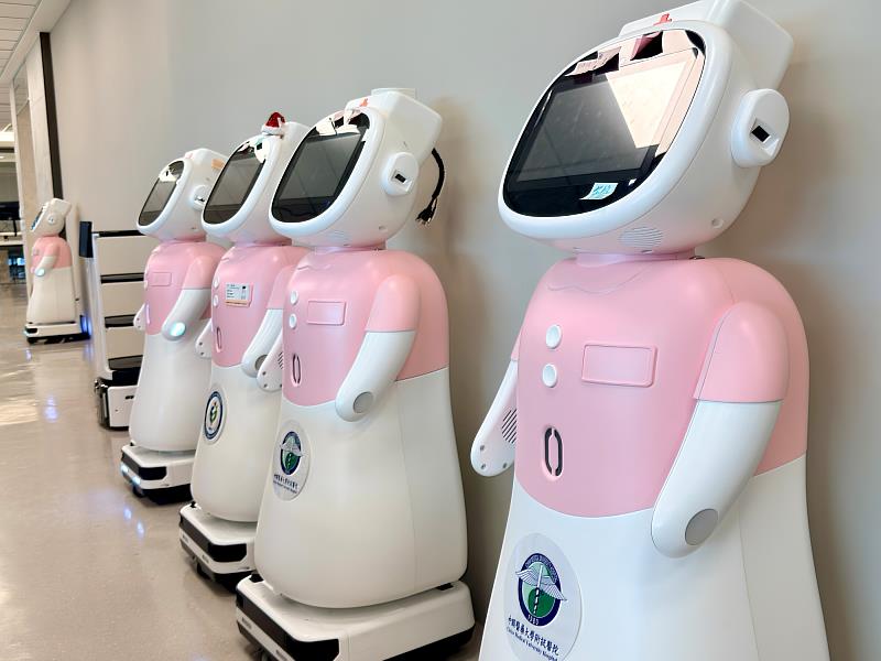 醫療照護機器人愛寶EirBot。