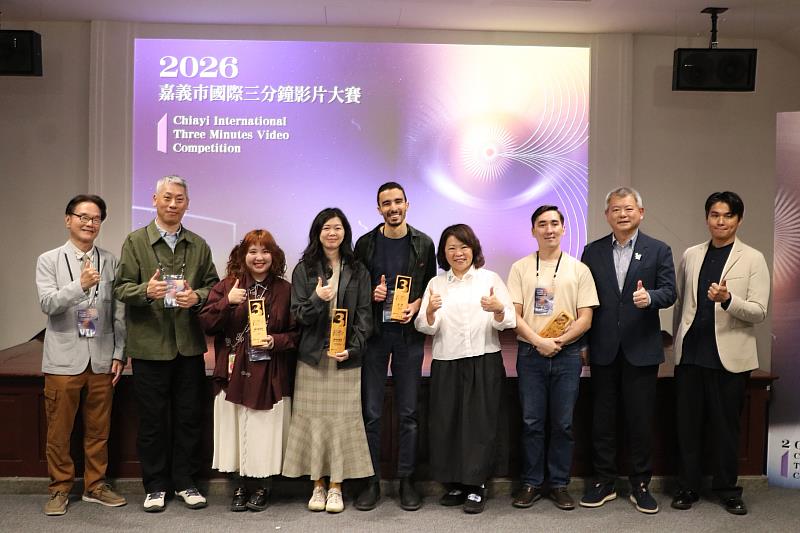 黃敏惠市長與獲獎者合影。