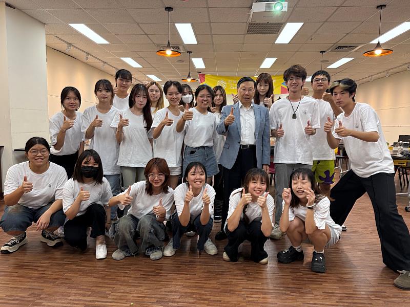 亞大國際志工活動獲得青年發展署補助，蔡進發校長到場支持。