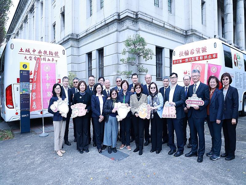 115.3.6臺灣金控攜手臺灣銀行及臺銀證券共同舉辦捐血活動，臺灣金控暨臺銀董事長凌忠嫄(中)、臺灣金控總經理施瑪莉(前排左5)、臺銀總經理吳佳曉(右3)、獨立常務董事林雅玲(前排右5)、常務董事張俊仁(前排右4)、常務董事馬小惠(前排左4)、臺銀證券董事長李樹森(後排左5)與臺銀證券總經理張正康(後排左3)率高階主管，一同呼籲民眾熱情參與公益捐血。