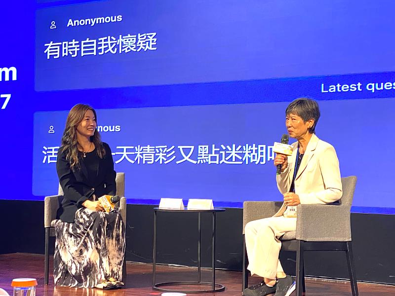 首場專題演講由朝陽科大社工系主任王慧琦(左)主持，邀請微功商行有限公司負責人宋順蓮(右)分享，受到熱烈迴響。