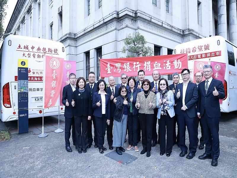 115.3.6臺灣金控攜手臺灣銀行及臺銀證券共同舉辦捐血活動，臺灣金控暨臺銀董事長凌忠嫄(前排右4)、臺灣金控總經理施瑪莉(前排左4)、臺銀總經理吳佳曉(前排右1)、獨立常務董事林雅玲(前排右3)、常務董事張俊仁(前排右2)、常務董事馬小惠(前排左3)、臺銀證券董事長李樹森(後排左3)及臺銀證券總經理張正康(後排左2)與高階主管齊聚活動現場，以實際行動支持公益。