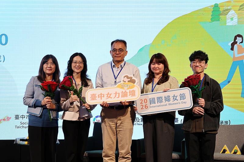 左起為臺中市婦女及新住民培力平臺主持人陳斐虹、新北市政府社會局社區發展與婦女福利科科長蘇惠君、臺中市政府社會局婦女福利及性別平等科科長何榮松、臺中市大里婦女新住民培力中心督導陳雅伶及社會工作師郭昱呈。