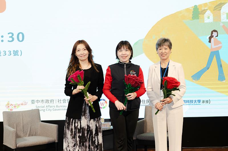 臺中市政府社會局副局長林資芮(中)特別肯定朝陽科大社工系承接臺中市婦女及新住民培力平臺之努力。