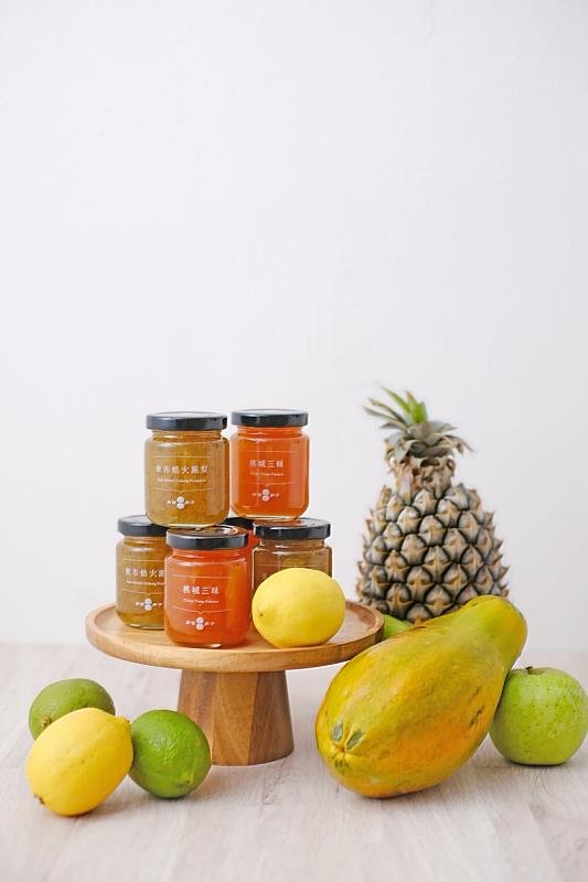 0_青年獨創嘉義市特色「東市焙火鳳梨」與「桃城三味」限量果醬禮盒與聯名餐點，並獲澳洲柑橘果醬大賽銀獎肯定