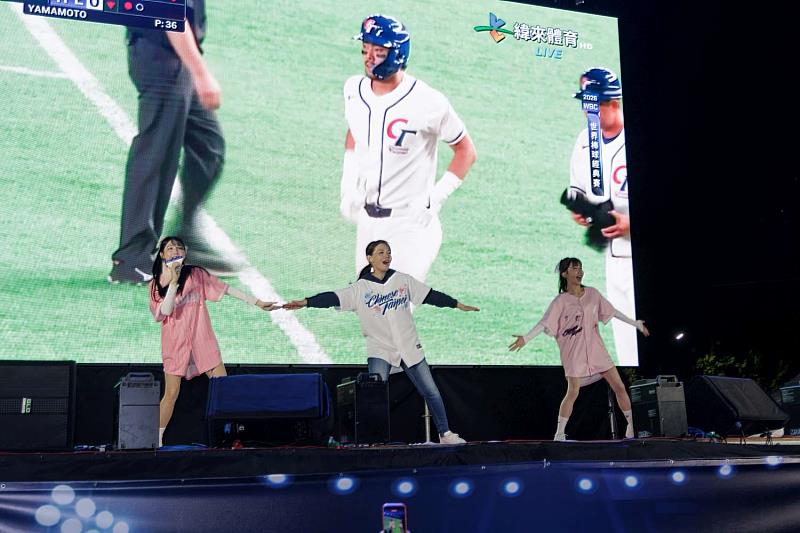 市長高虹安和啦啦隊女孩一同大跳應援舞。