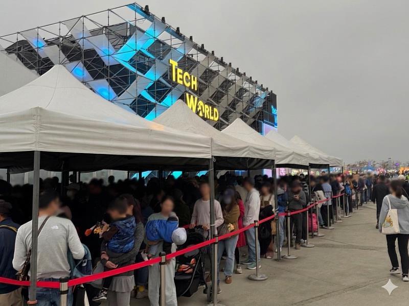 2026台灣燈會 TECH WORLD館外排隊人潮