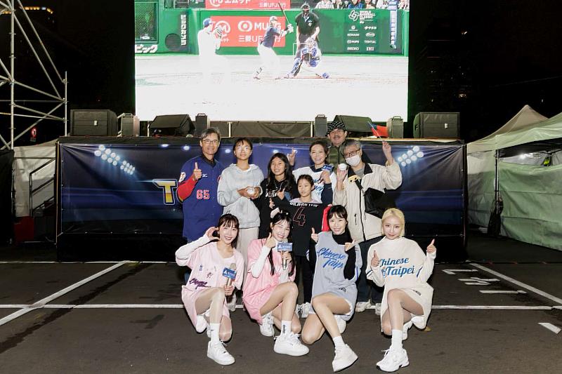 現場有獎徵答贈送簽名球民眾熱情合影。