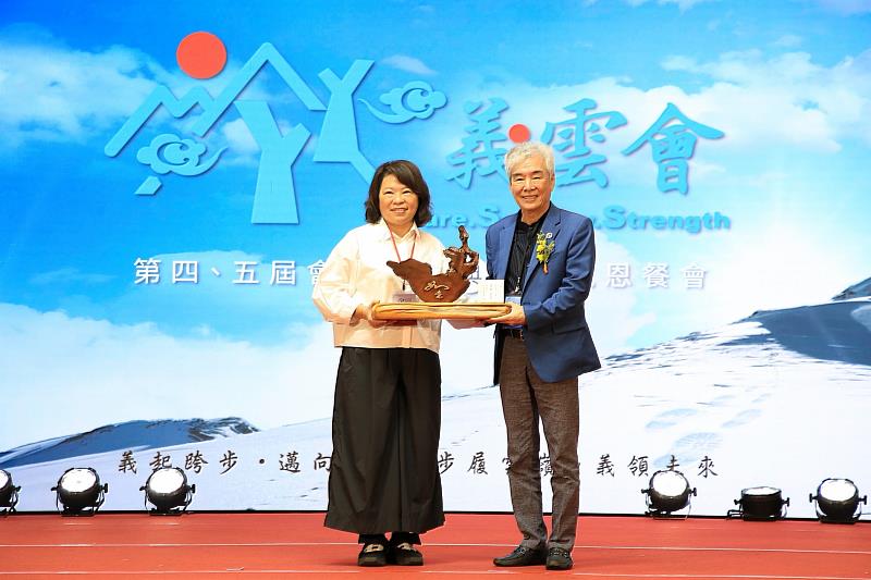 0_嘉義市黃敏惠市長贈禮第四屆會長黃文章