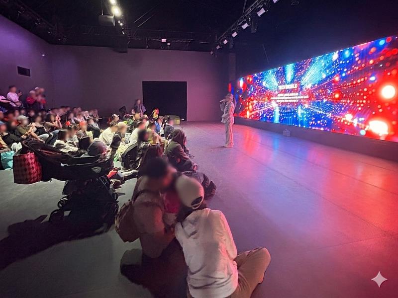 民眾參觀(2026台灣燈會 TECH WORLD館)三大劇場-未來劇場