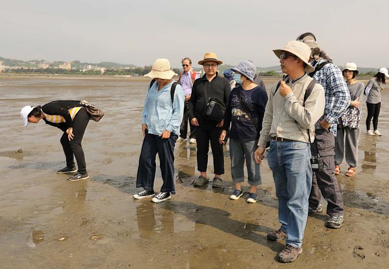 洪明仕校長進行香山濕地環境教育課程推廣解說