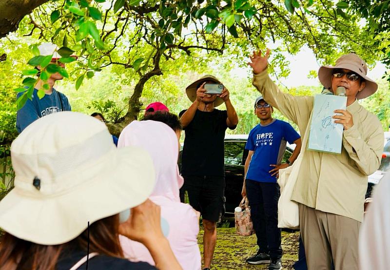 洪明仕校長進行舊港島環境教育課程推廣解說