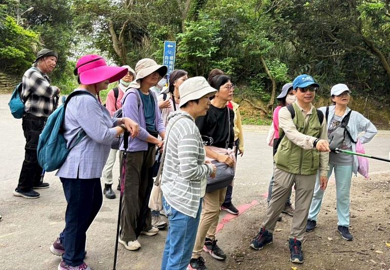 洪明仕校長進行戶外環境教育課程推廣解說