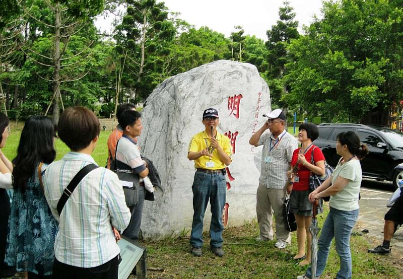 洪明仕校長進行青草湖環境教育課程推廣解說