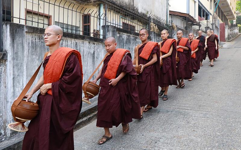 圖5，新晉比丘們威儀齊整地托缽前行，象徵正式納受具足戒後，開啟自利利他的修行生涯。（圖由靈鷲山佛教教團提供）