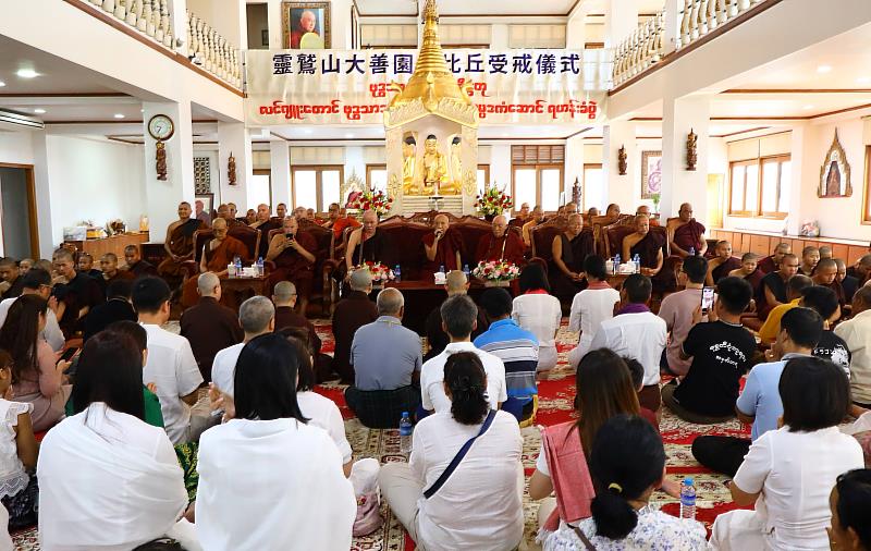 靈鷲山於仰光巴漢區戒壇舉行比丘受戒儀式，多位德高望重大長老共同見證。（圖由靈鷲山佛教教團提供）
