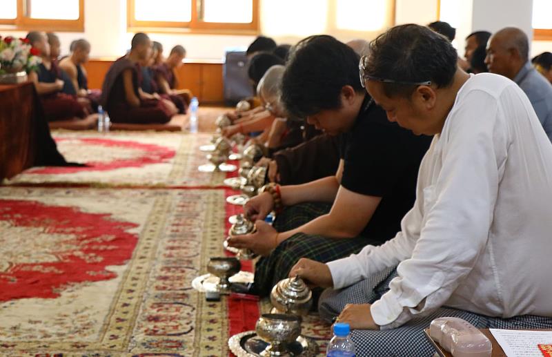 圖4，大眾虔誠參與「滴水功德」儀式，為受戒典禮畫下圓滿句點。（圖由靈鷲山佛教教團提供）