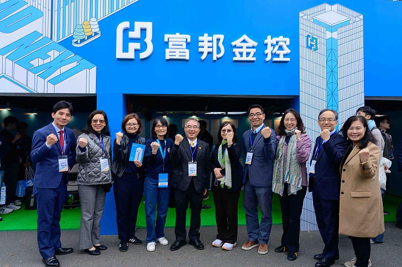 圖三：臺大校長陳文章(左五)蒞臨富邦攤位。