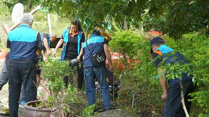 溫泉社區巡守隊現場植樹。