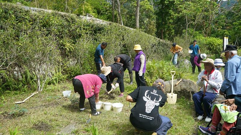 建和部落文健站植樹。