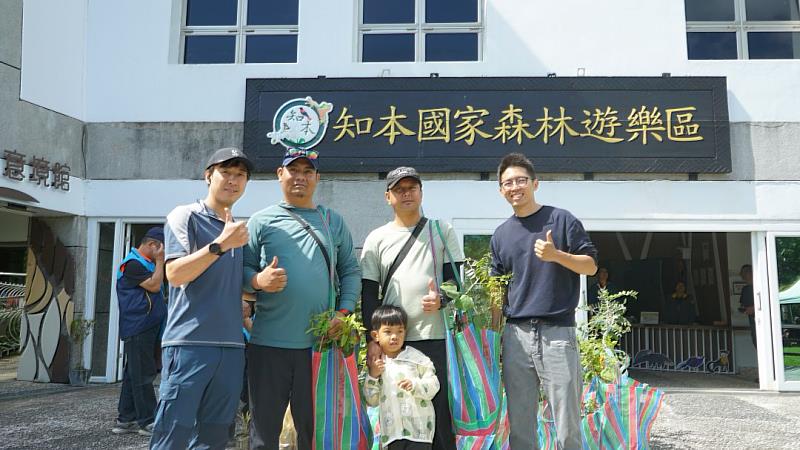工作站贈送苗木給在地社區。