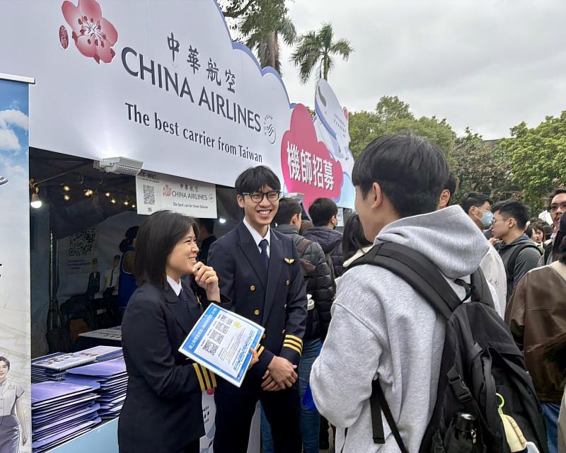 華航現職機師暢談報考準備歷程、受訓內容及多年實務經驗，鼓勵飛行夢想逐步化為具體行動。