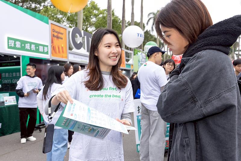 0307_台大校園徵才博覽會7日盛大登場，各大知名企業積極搶才，其中，信義企業集團祭出多元職缺，期待廣納各路菁英人才。