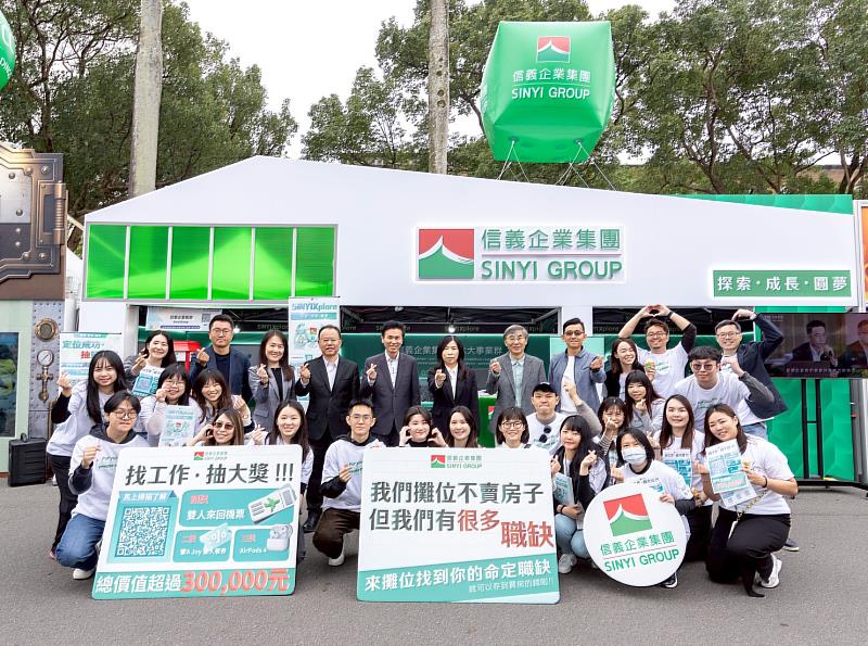 為了與Ｚ世代青年面對面交流，信義房屋人資長黃吉良（後排左二起）、安信建經副總趙庭譽、信義全球總經理林三智、信義開發總經理李少康、信義房屋總經理陳麗心、安新建經總經理歐智雄、信義代銷總經理謝宗憲均親自到場，與學子分享產業趨勢、職場心法。