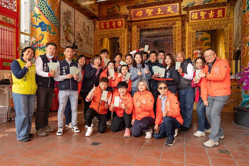 市長高虹安與天坡府媽祖廟工作人員合影