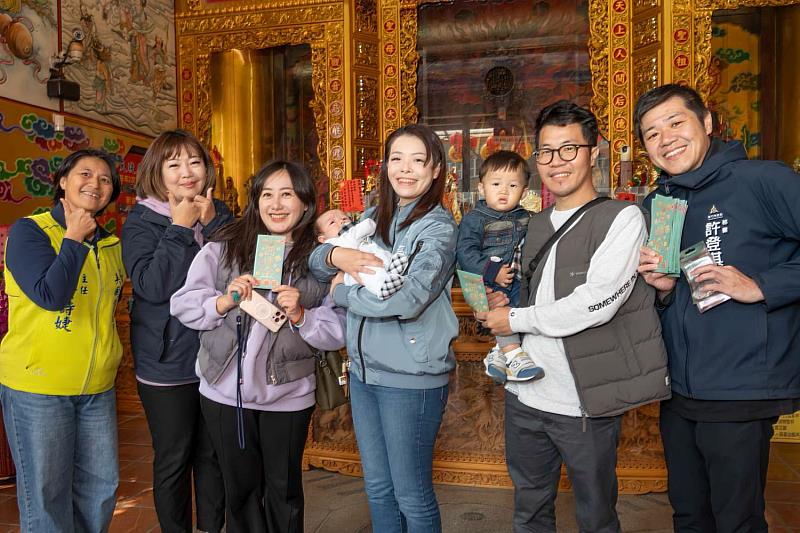 市長高虹安與市民合影留念