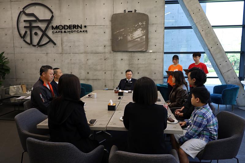 亞洲大學歡慶25週年，蔡進發校長與首屆校友於咖啡廳溫馨座談敘舊。