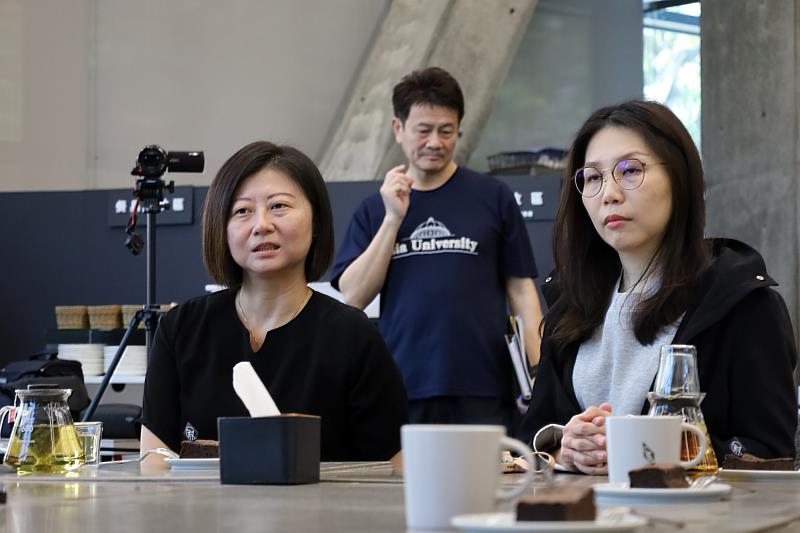 回娘家的首屆校友們專注聆聽校長分享，腦海中湧現當年全校師生齊聚一堂、感情緊密的求學時光。