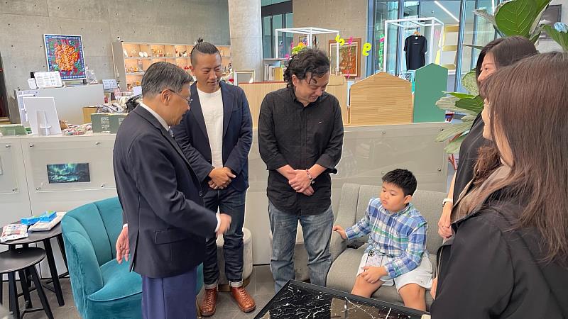 互動時間氣氛輕鬆熱絡，蔡進發校長親切地與校友及一同出席的家屬寒暄。