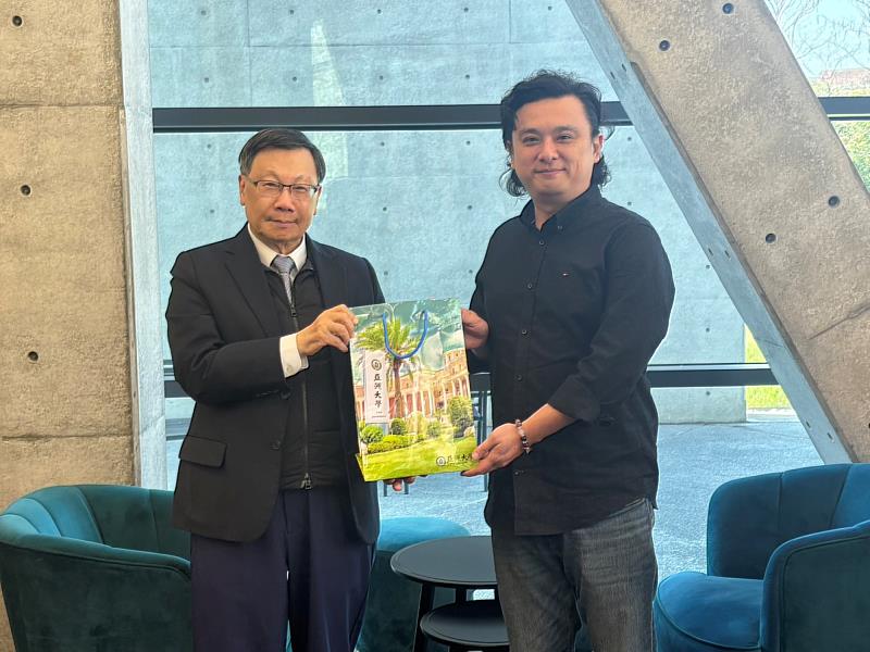 蔡進發校長親自致贈紀念禮品，並與首屆校友開心合影。