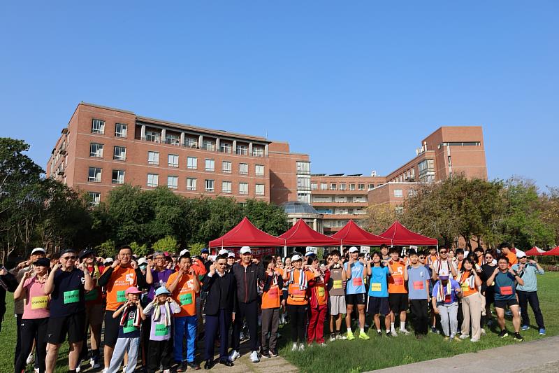 亞大舉辦第3屆「長海盃」田野路跑，校長蔡進發（前排中）與參與的師生、教職員及鄰里鄉親於起跑前開心合影，展現熱情與活力。