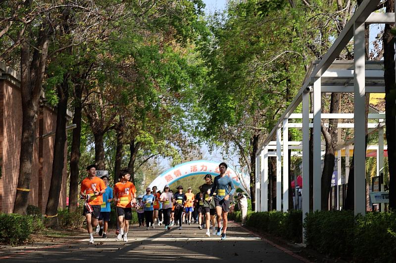 大小朋友們帶著笑容跑過「熱情．活力．亞大人」的活動拱門，以健康的汗水與步伐，共同為亞洲大學25週年校慶揭開歡樂序幕。