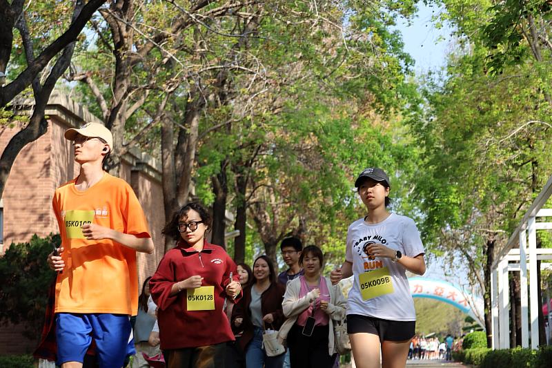 鳴槍起跑後，參賽跑者們精神抖擻地邁開步伐，穿梭在亞大綠意盎然的優美林蔭步道中。
