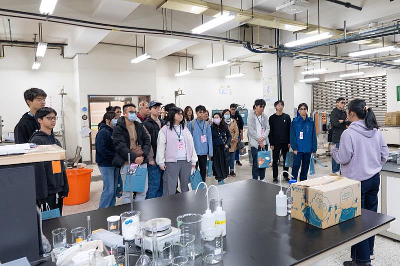 中央大學開放實驗室參訪，讓高中生更了解大學的實際課程。