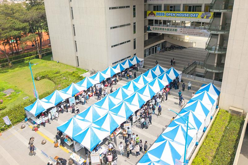 中央大學Open House Day 校園開放日，各學系介紹攤位一字擺開，相當壯觀。