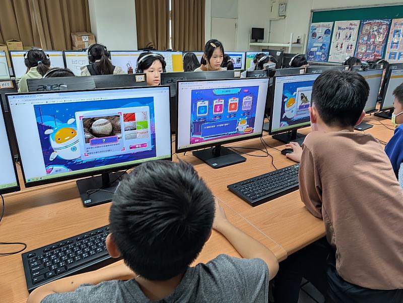內湖國小進行Code.org海洋生物辨識二分法練習
