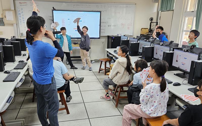 載熙五年級AI課程中,學生搶著和AI做朋友。