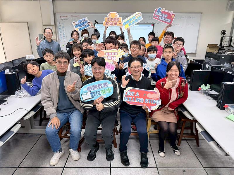 載熙國小六年級學生合影留念