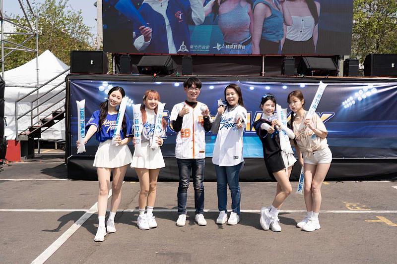 市長高虹安進行有獎徵答並贈送球迷簽名球