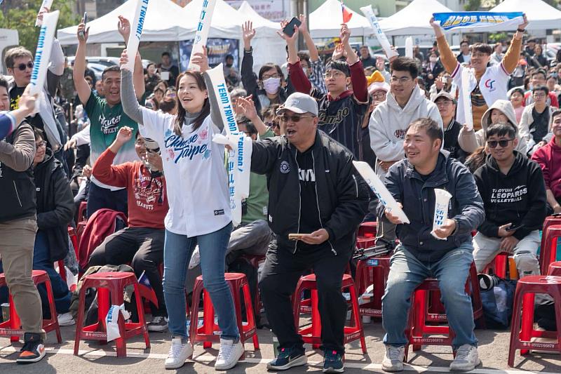 市長高虹安今(7)日赴後站停車場與現場球迷一同應援