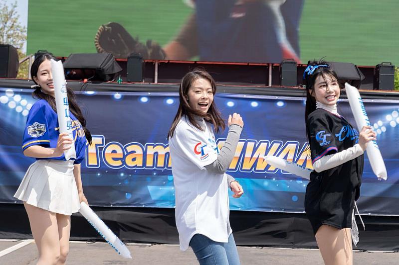 市長高虹安和啦啦隊女孩一起跳應援舞