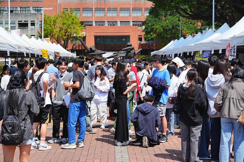 科系博覽會上人潮湧動