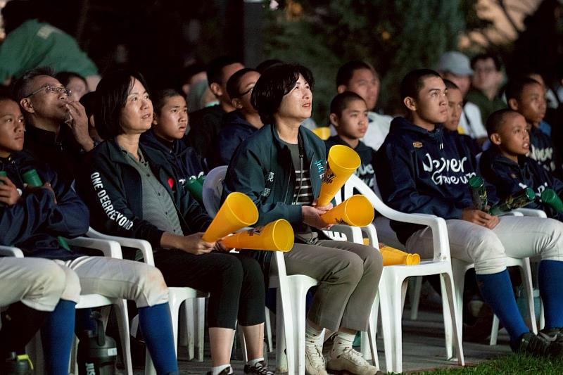 2026經典賽對日大戰！饒慶鈴與民眾應援
