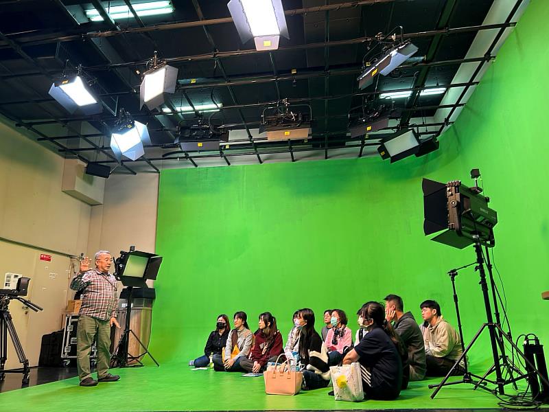 亞大資傳系攝影棚開放參觀，吸引多批學生與家長近距離了解專業影視製作與棚拍設備。