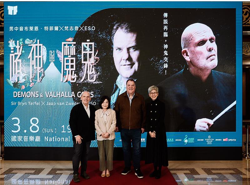 傳奇男中音布萊恩.特菲爾爵士睽違 22 年再度來臺,攜手梵志登與長榮交響樂團,揭開國家兩廳院 2026TIFA 序幕,左起指揮梵志登、張榮發基金會執行長鍾德美、男中音布萊恩.特菲爾、國家兩廳院藝術總監劉怡汝。(國家兩廳院提供,鄭達敬/攝影)