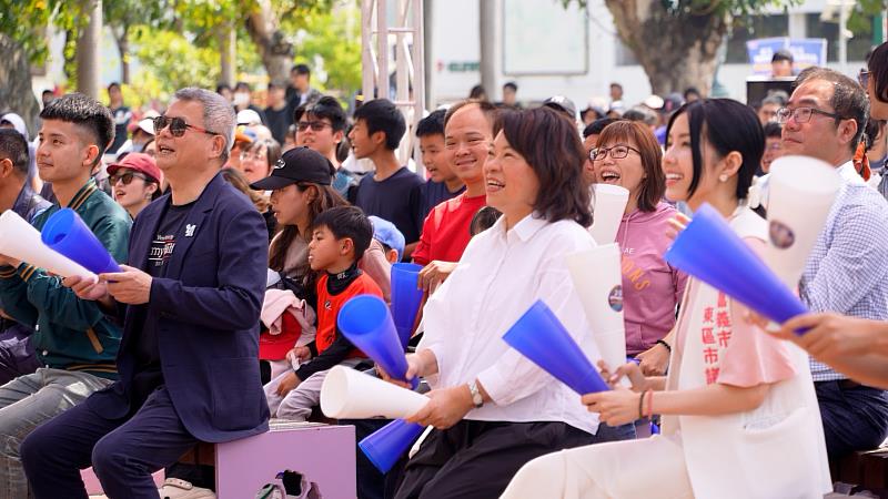0_中華隊經典賽奪首勝 黃敏惠市長與球迷一齊歡呼 (2)